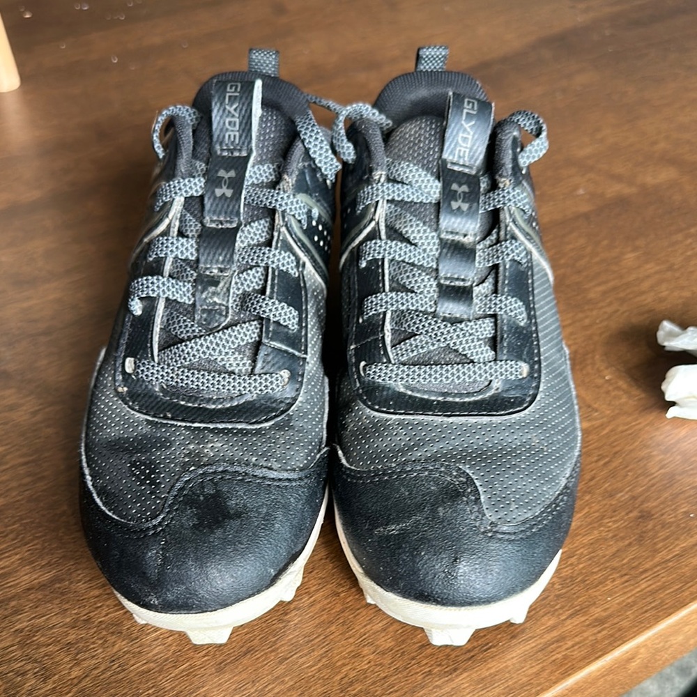 Under Armour Girls size 3Glyde softball cleats